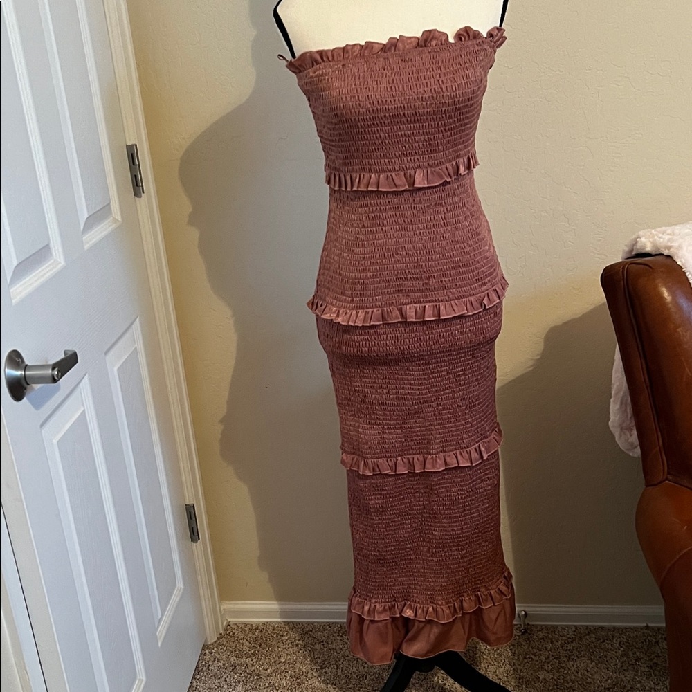 Chic Ruffle Strapless Maxi Dress in Mauve